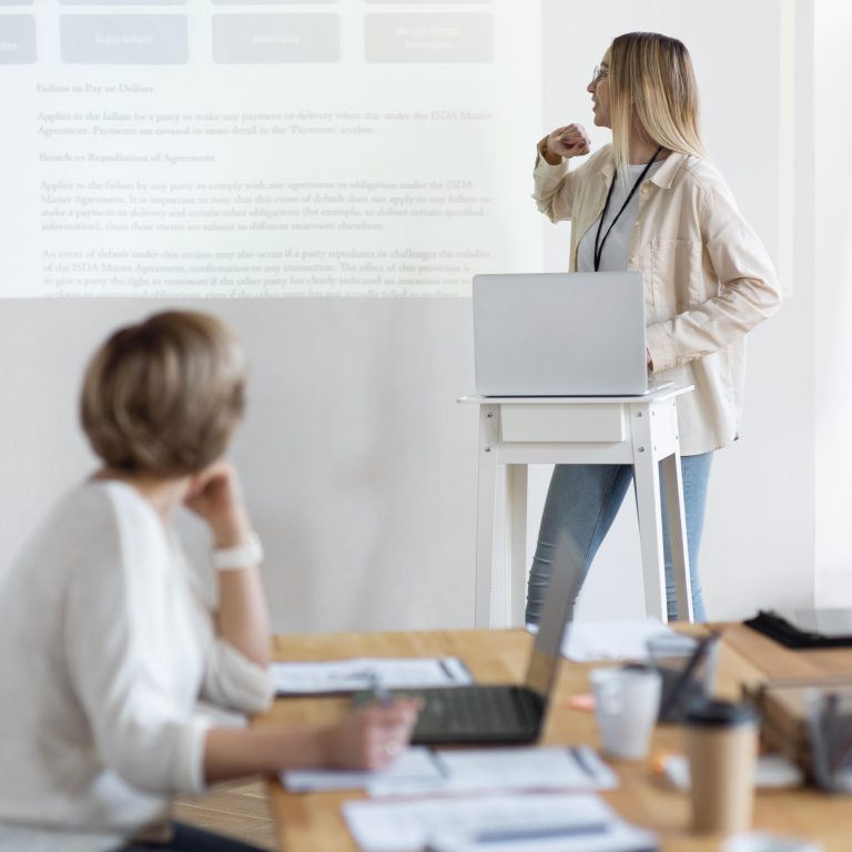 mujeres-de-tiro-medio-en-reunion-de-negocios